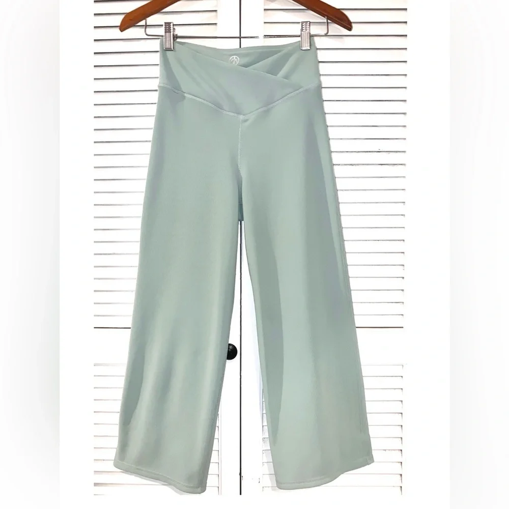Move Theology Sculpted light green Cropped Wide leg ribbed Leggings XS